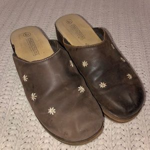 Predictions Leather Collection Embroidered Floral Clogs Womens 6.5